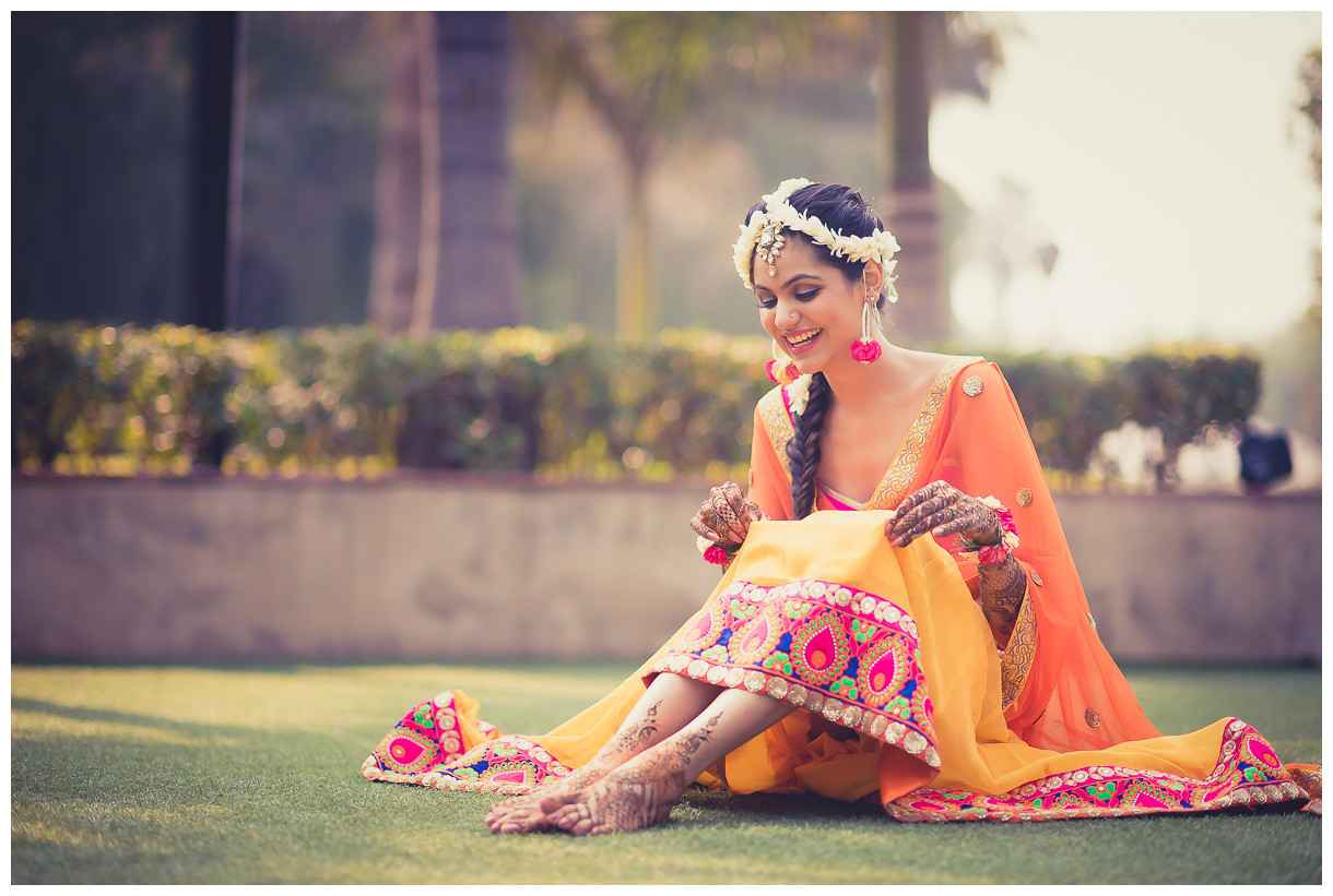 Mehndi bride maids | Indian wedding photography, Indian bride photography  poses, Wedding photography india